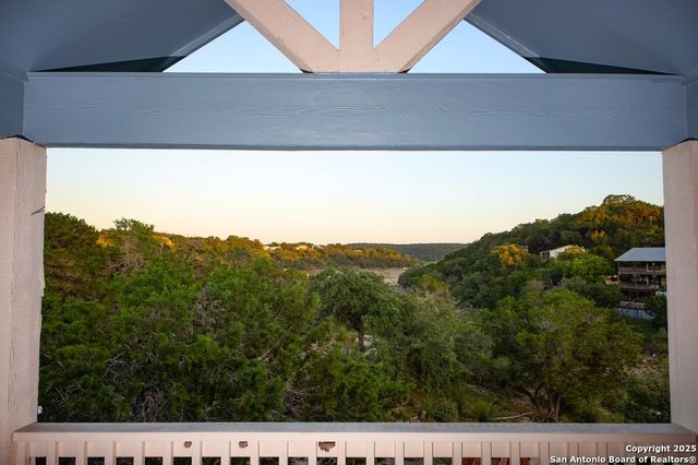 282 Hill Top Ln, Lakehills, TX 78063