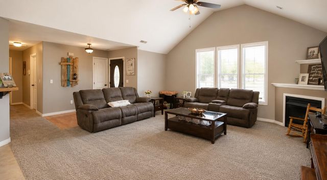 209 Sparrow Lane, Willard, MO 65781