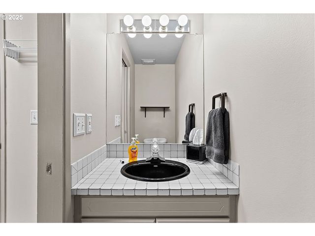 9 BRITTEN Ct, Lake Oswego, OR 97035