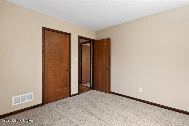 3502 Maple Leaf Dr, La Grange, KY 40031