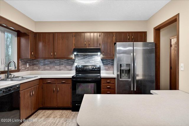 3502 Maple Leaf Dr, La Grange, KY 40031