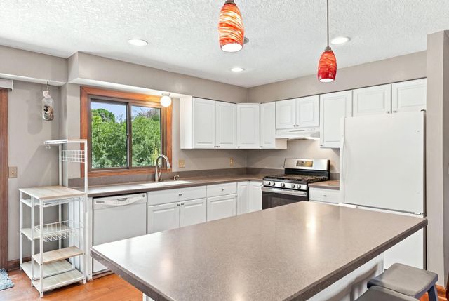 6600 Stratford Road, Woodbury, MN 55125