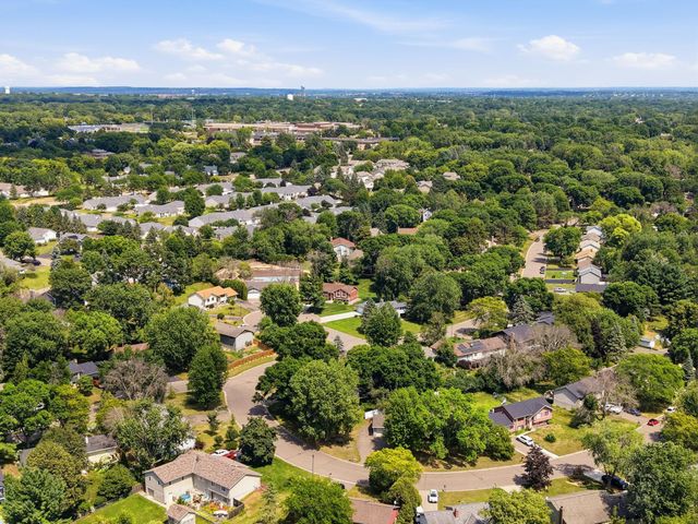 6600 Stratford Road, Woodbury, MN 55125