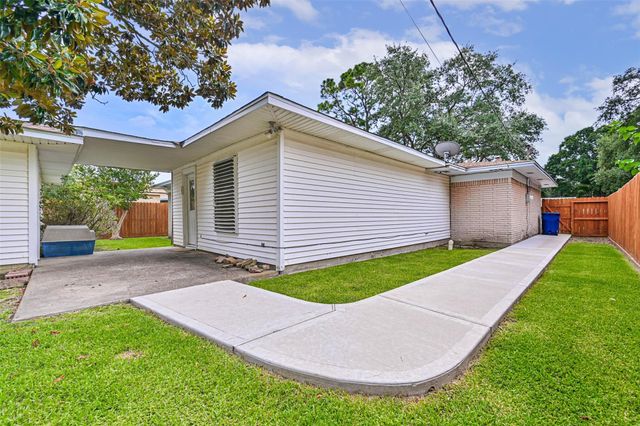 2010 15th Avenue N, Texas City, TX 77590