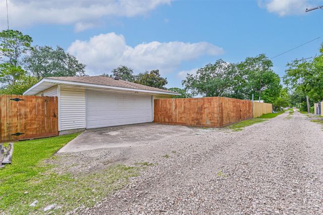 2010 15th Avenue N, Texas City, TX 77590