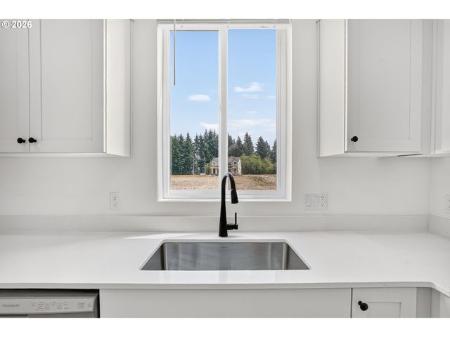 557 Upland Ave, Woodburn, OR 97071