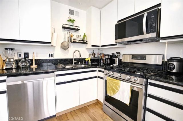 7702 Via Napoli 66, Burbank, CA 91504