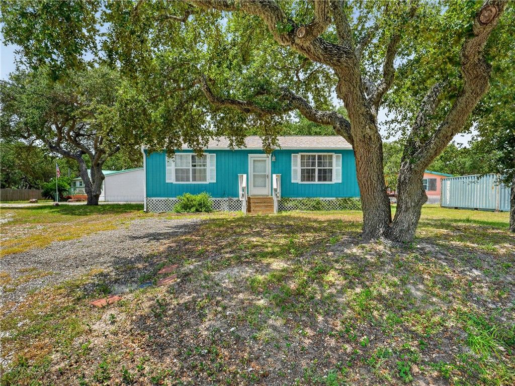 809 N 10th St, Fulton, TX 78358 — exterior