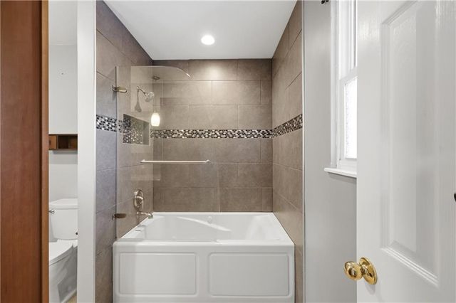 201 SW Sandstone Drive, Blue Springs, MO 64014