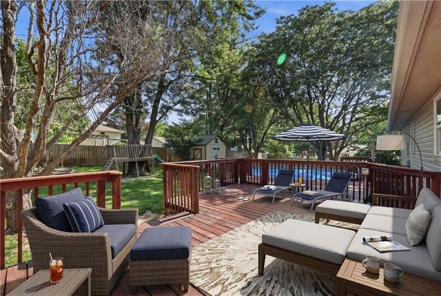 201 SW Sandstone Drive, Blue Springs, MO 64014