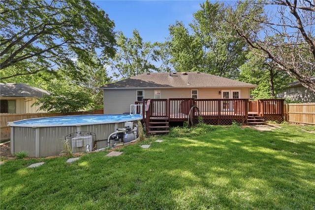 201 SW Sandstone Drive, Blue Springs, MO 64014