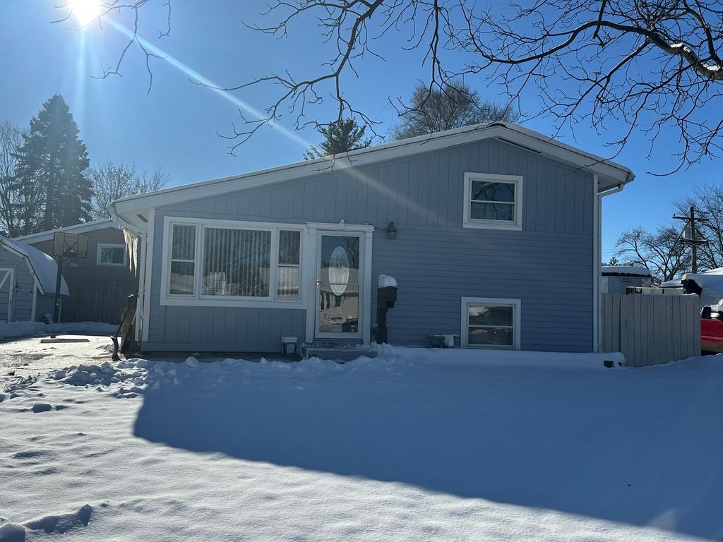 501 Apache Avenue, Carpentersville, IL 60110