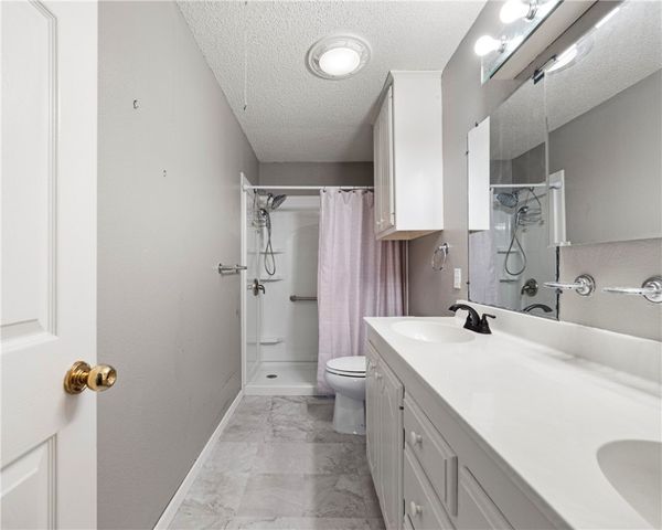 1045 S Saunders St, Aransas Pass, TX 78336