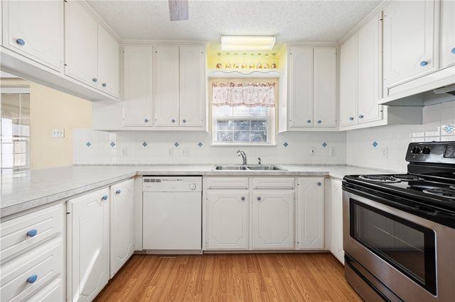 1045 S Saunders St, Aransas Pass, TX 78336