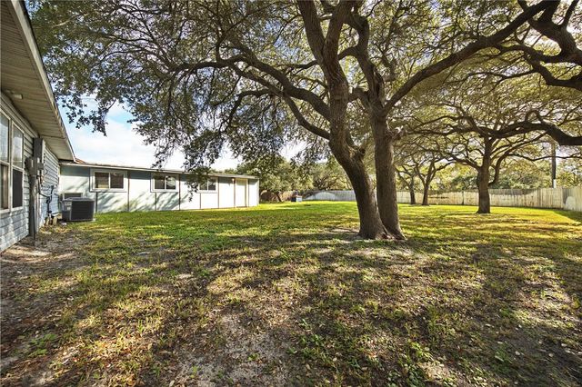 1045 S Saunders St, Aransas Pass, TX 78336