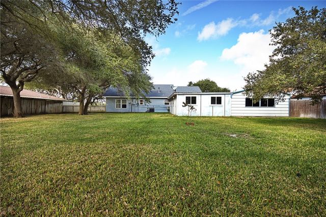 1045 S Saunders St, Aransas Pass, TX 78336