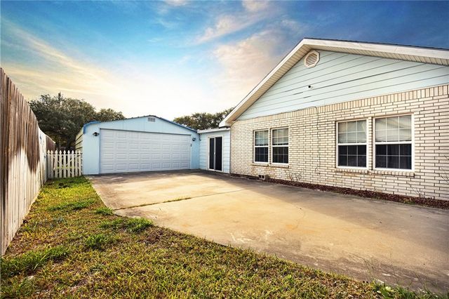 1045 S Saunders St, Aransas Pass, TX 78336