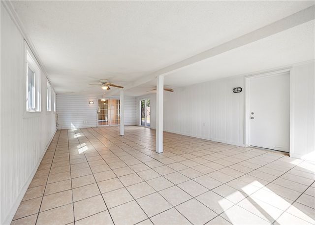 1045 S Saunders St, Aransas Pass, TX 78336