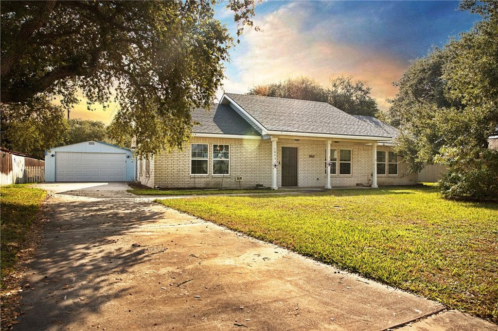 1045 S Saunders St, Aransas Pass, TX 78336