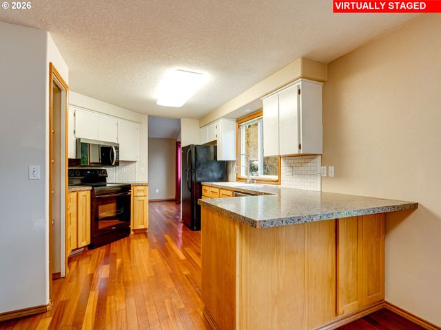 1250 S CEDAR Loop, Canby, OR 97013