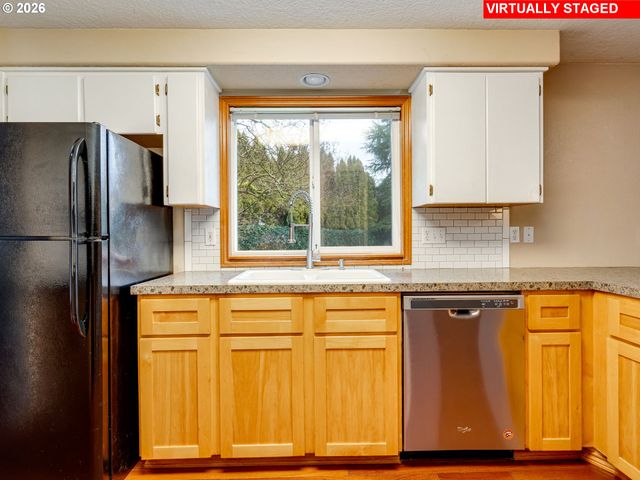 1250 S CEDAR Loop, Canby, OR 97013