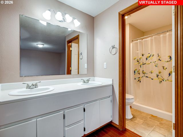 1250 S CEDAR Loop, Canby, OR 97013