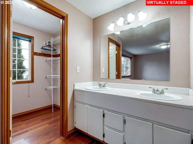 1250 S CEDAR Loop, Canby, OR 97013