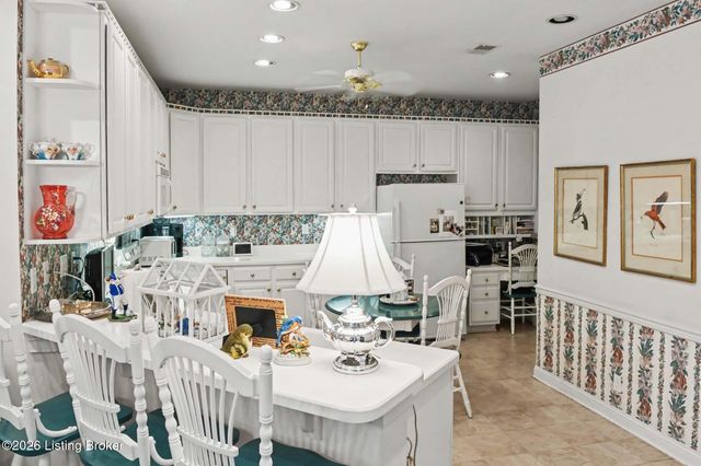 8126 Saint Andrews Village Dr, Louisville, KY 40241