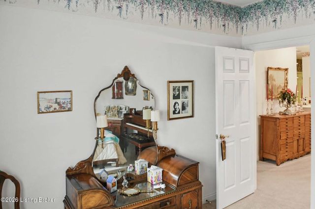 8126 Saint Andrews Village Dr, Louisville, KY 40241