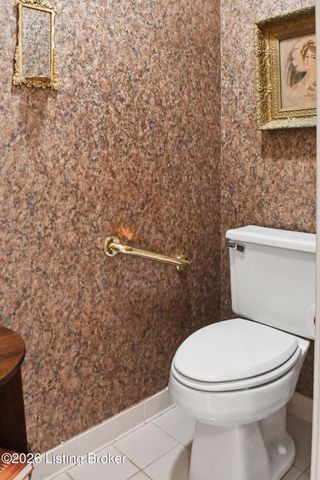 8126 Saint Andrews Village Dr, Louisville, KY 40241