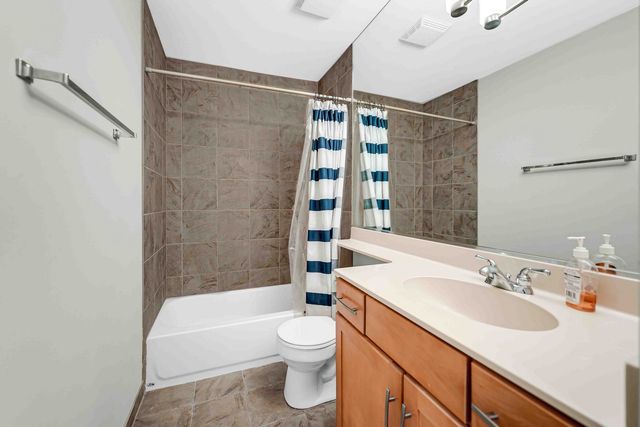 1040 N Kingsbury Street, Chicago, IL 60610