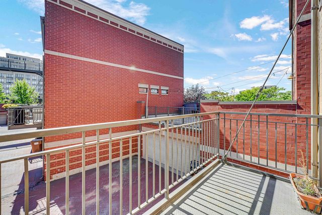 1040 N Kingsbury Street, Chicago, IL 60610