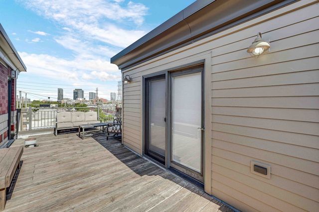 1040 N Kingsbury Street, Chicago, IL 60610