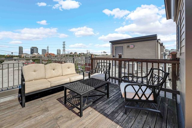 1040 N Kingsbury Street, Chicago, IL 60610