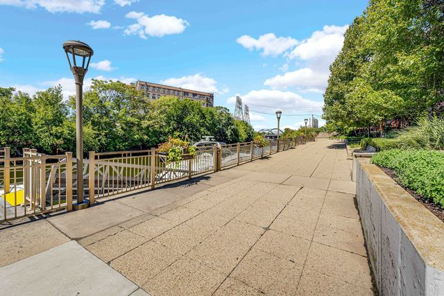 1040 N Kingsbury Street, Chicago, IL 60610