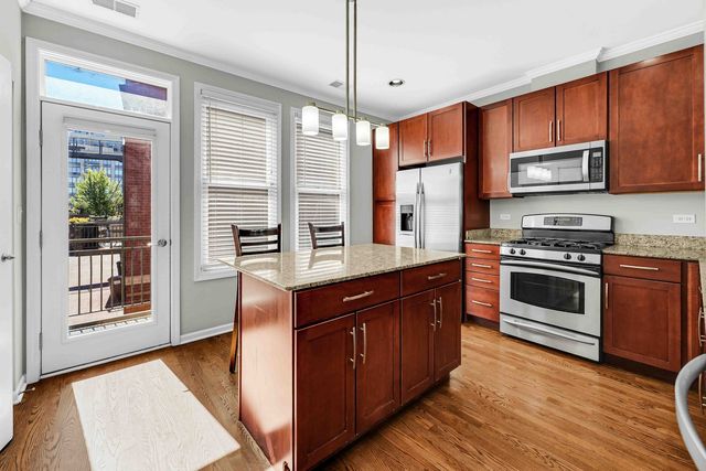 1040 N Kingsbury Street, Chicago, IL 60610