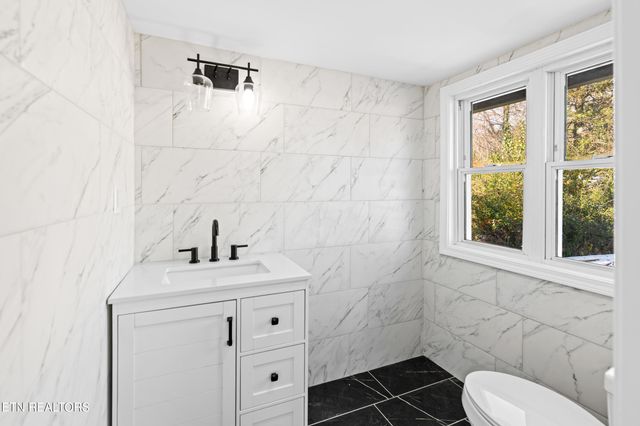 125 N Chamberlain Ave, Rockwood, TN 37854