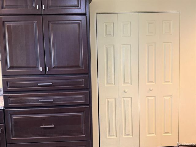 33823 Hiveley Street, Westland, MI 48186