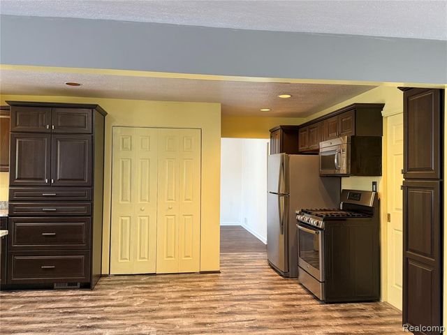 33823 Hiveley Street, Westland, MI 48186