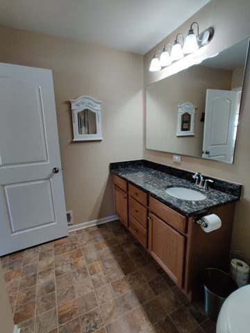 2375 Kelsey Court, Lindenhurst, IL 60046