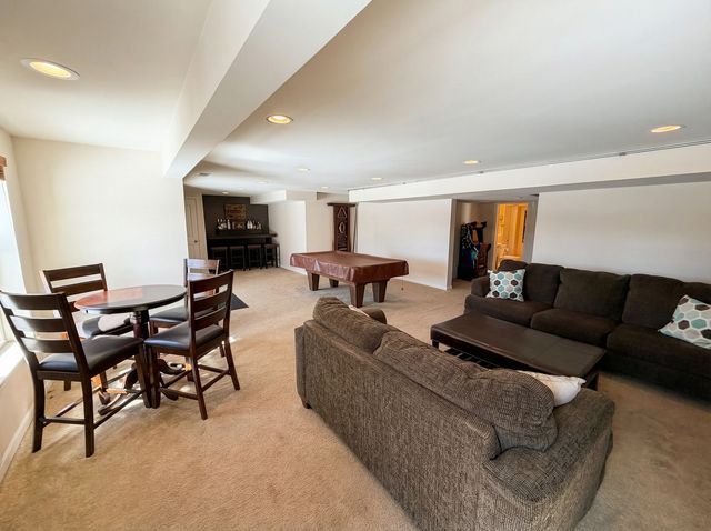 2375 Kelsey Court, Lindenhurst, IL 60046
