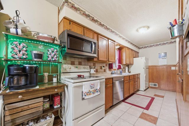 700 Anita Dr, Haysville, KS 67060