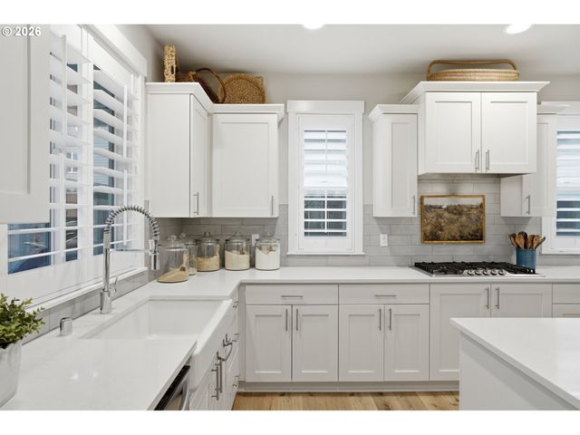 8710 N JUNIPER St, Camas, WA 98607