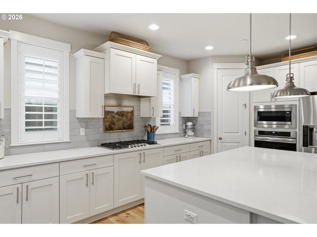 8710 N JUNIPER St, Camas, WA 98607