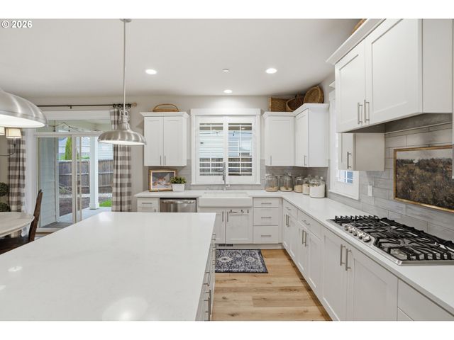 8710 N JUNIPER St, Camas, WA 98607