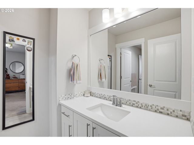 8710 N JUNIPER St, Camas, WA 98607