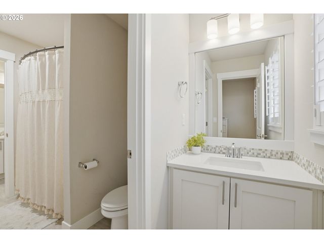 8710 N JUNIPER St, Camas, WA 98607