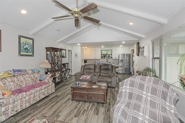 638 Big Lake Dr, Livingston, TX 77351