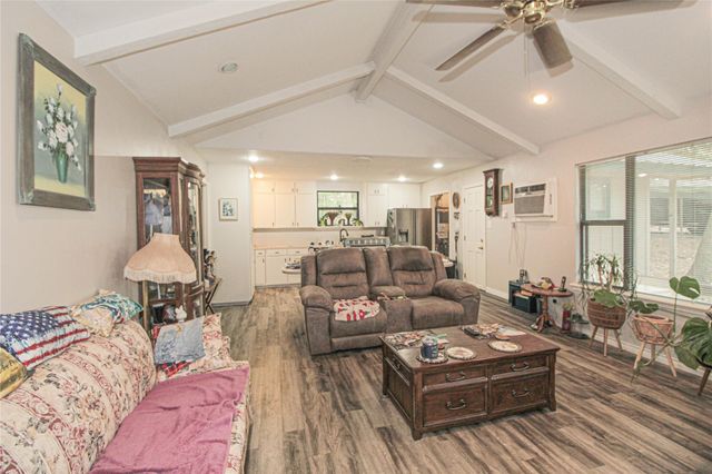 638 Big Lake Dr, Livingston, TX 77351