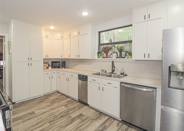 638 Big Lake Dr, Livingston, TX 77351